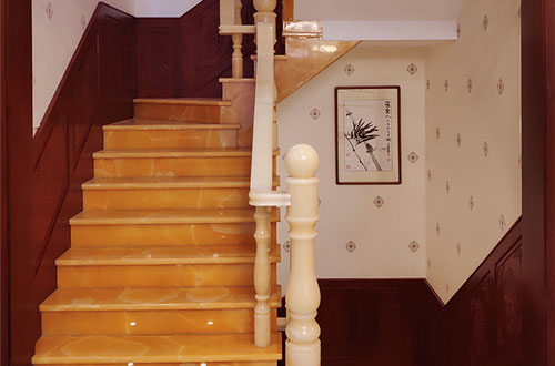 江油中式别墅室内汉白玉石楼梯的定制安装装饰效果